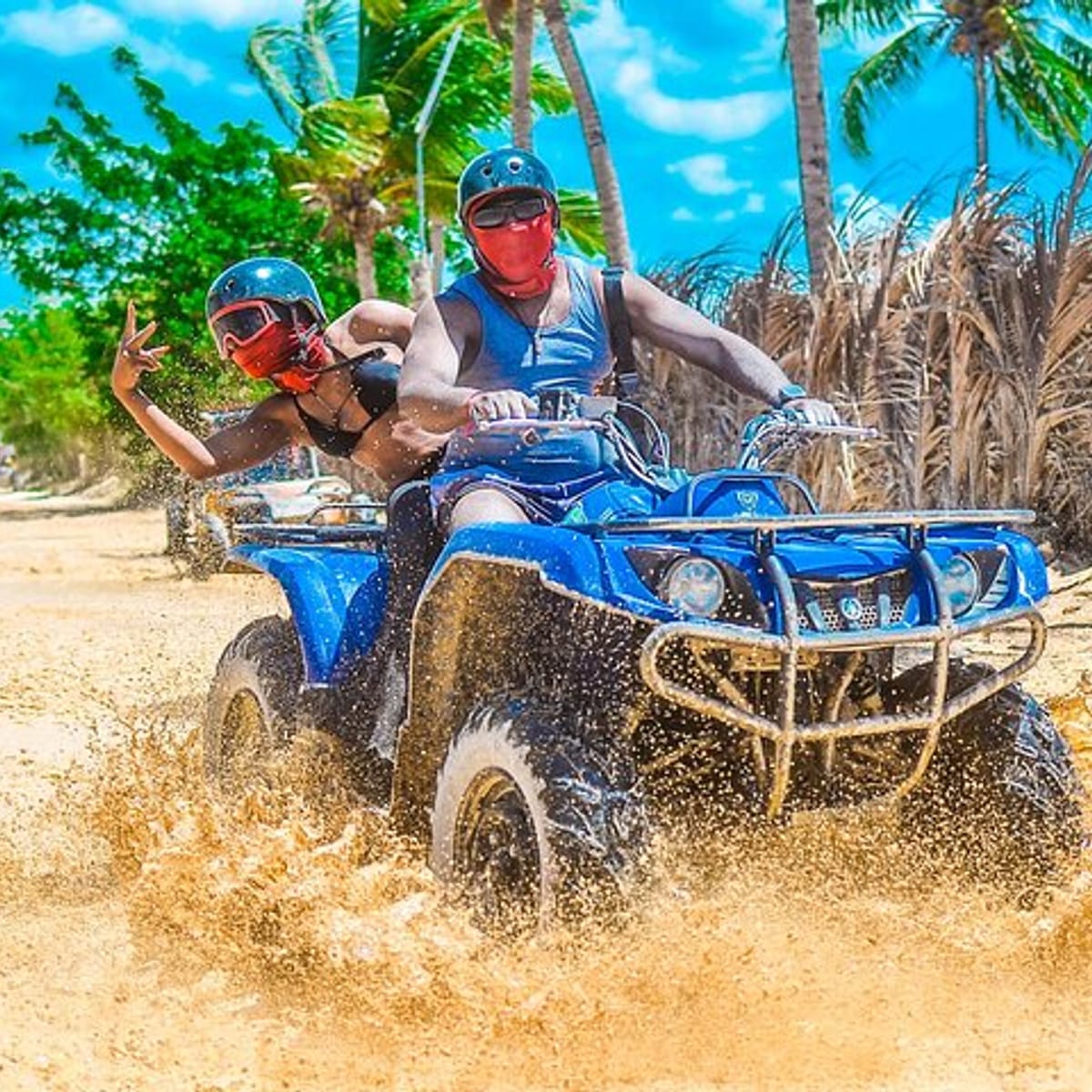 Guías de R&C Dreams Adventure con buggies en el campo de Punta Cana